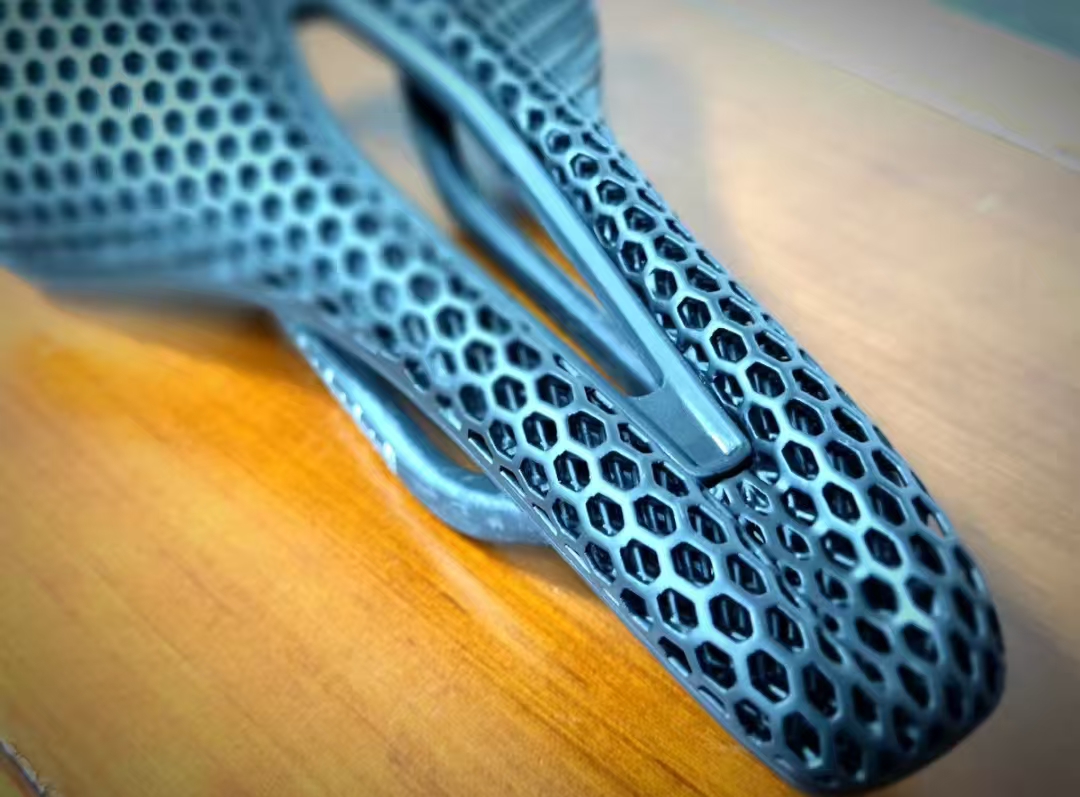 3Dプリントカーボンファイバーバイクサドル、超軽量防水、通気 - Carbon Fiber Saddle のレビューと価格