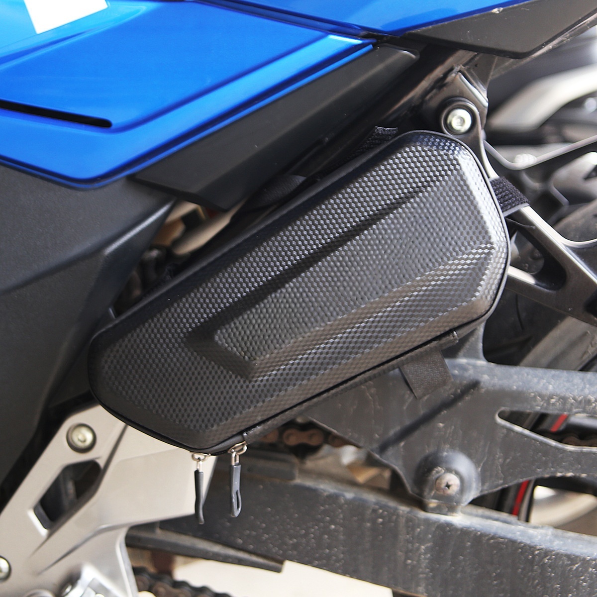 バイク用サイドバッグ |   EVA成形ハードシェル、カーボ - Carbon Fiber Saddle のレビューと価格